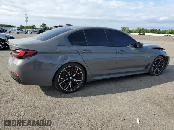 2022 BMW 5 Series M550i xDrive z VIN WBA13BK00NCJ03264, wystawiony jako Copart lot #68976084 z przebiegiem 39 515 mil mil oraz Szkoda całkowita • Salvage title. Historia ofert i sprzedaży dostępna na DreamBid. Obrazek 3.