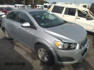 2014 Chevrolet Sonic LT z VIN 1G1JC5SH3E4178750, wystawiony jako IAAI lot #37660997 z przebiegiem 187 073 mil mil oraz . Historia ofert i sprzedaży dostępna na DreamBid. Obrazek 1.
