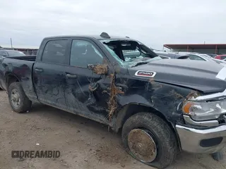 2023 Ram 2500 Tradesman z VIN 3C6UR5CL0PG614831, wystawiony jako IAAI lot #41367939 z przebiegiem 70 439 mil mil oraz . Historia ofert i sprzedaży dostępna na DreamBid. Obrazek 6.