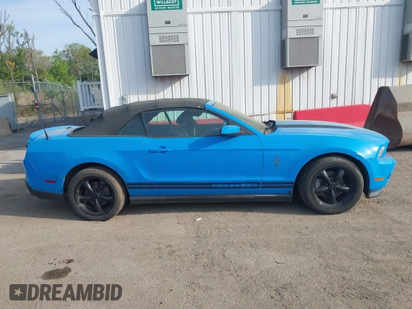 2011 Ford Mustang V6 z VIN 1ZVBP8EM4B5110048, wystawiony jako IAAI lot #42104845 z przebiegiem 141 294 mil mil oraz . Historia ofert i sprzedaży dostępna na DreamBid. Obrazek 13.