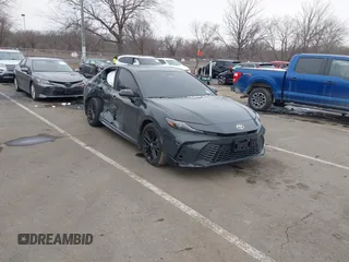 2025 Toyota Camry LE z VIN 4T1DBADK8SU009193, wystawiony jako IAAI lot #41558090 z przebiegiem 8 226 mil mil oraz . Historia ofert i sprzedaży dostępna na DreamBid. Obrazek 1.