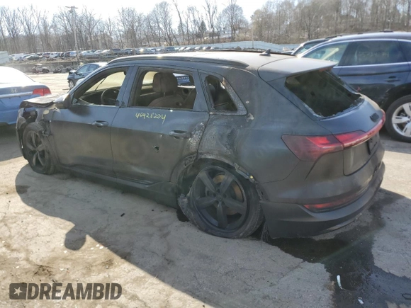 2019 Audi e-tron Premium Plus z VIN WA1LAAGE2KB013285, wystawiony jako Copart lot #61600395 z przebiegiem Nie podano mil oraz Nie do naprawy • Non repairable. Historia ofert i sprzedaży dostępna na DreamBid. Obrazek 2.