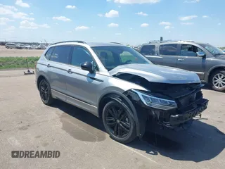 2022 Volkswagen Tiguan SE R-Line Black z VIN 3VVCB7AX2NM003645, wystawiony jako IAAI lot #42256604 z przebiegiem 31 885 mil mil oraz . Historia ofert i sprzedaży dostępna na DreamBid. Obrazek 1.