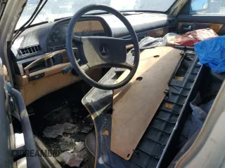 1983 Mercedes-Benz 300 SD z VIN WDBCB20A3DB048998, wystawiony jako Copart lot #57693265 z przebiegiem 155 727 mil mil oraz Czysty tytuł • Clean title. Historia ofert i sprzedaży dostępna na DreamBid. Obrazek 8.
