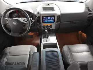 2006 Nissan Titan LE z VIN 1N6AA07BX6N573134, wystawiony jako Copart lot #46487815 z przebiegiem 161 174 mil mil oraz Czysty tytuł • Clean title. Historia ofert i sprzedaży dostępna na DreamBid. Obrazek 8.