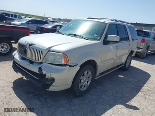 2006 Lincoln Navigator Luxury with VIN 5LMFU27566LJ23992, listed as a IAAI auction lot 41724936 with 189,727 mi miles. Bid and sale history available at carsss.com. Image 2.