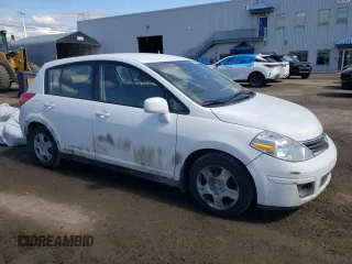 2011 Nissan Versa S z VIN 3N1BC1CP3BL474547, wystawiony jako Copart lot #55922585 z przebiegiem 165 840 mil mil oraz Szkody całkowita. Historia ofert i sprzedaży dostępna na DreamBid. Obrazek 4.