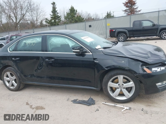 2015 Volkswagen Passat Limited Edition Edition z VIN 1VWAT7A31FC118947, wystawiony jako IAAI lot #41947890 z przebiegiem 156 435 mil mil oraz . Historia ofert i sprzedaży dostępna na DreamBid. Obrazek 14.