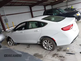 2015 Chrysler 200 C z VIN 1C3CCCCB4FN607229, wystawiony jako IAAI lot #42242525 z przebiegiem 133 653 mil mil oraz . Historia ofert i sprzedaży dostępna na DreamBid. Obrazek 15.