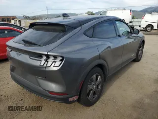 2023 Ford Mustang Mach-E Select z VIN 3FMTK1SS7PMA01614, wystawiony jako Copart lot #48702435 z przebiegiem 15 960 mil mil oraz Czysty tytuł • Clean title. Historia ofert i sprzedaży dostępna na DreamBid. Obrazek 3.