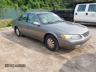 1998 Toyota Camry LE z VIN 4T1BG22K8WU330576, wystawiony jako IAAI lot #42417387 z przebiegiem 99 861 mil mil oraz . Historia ofert i sprzedaży dostępna na DreamBid. Obrazek 1.