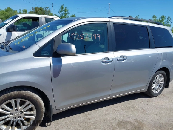 2015 Toyota Sienna XLE с VIN 5TDYK3DC0FS688624, выставлен на аукционе IAAI как лот 42252799 с пробегом 201 522 миль миль и . История ставок и продаж доступна на DreamBid. Изображение 14.