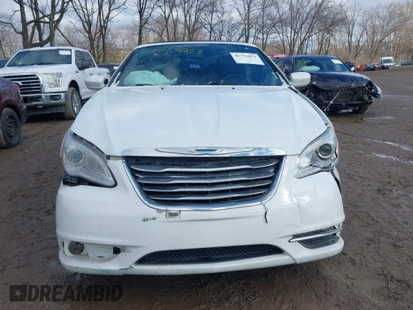 2013 Chrysler 200 Touring z VIN 1C3BCBEGXDN766008, wystawiony jako IAAI lot #41732853 z przebiegiem 139 724 mil mil oraz . Historia ofert i sprzedaży dostępna na DreamBid. Obrazek 12.