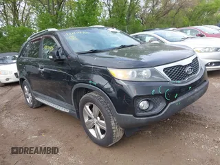 2013 Kia Sorento EX z VIN 5XYKU4A69DG365736, wystawiony jako IAAI lot #42127780 z przebiegiem 184 410 mil mil oraz . Historia ofert i sprzedaży dostępna na DreamBid. Obrazek 1.