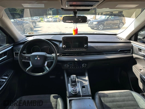 2022 Mitsubishi Outlander SE z VIN JA4J4UA86NZ050077, wystawiony jako Copart lot #61336925 z przebiegiem 78 783 mil mil oraz Czysty tytuł • Clean title. Historia ofert i sprzedaży dostępna na DreamBid. Obrazek 6.