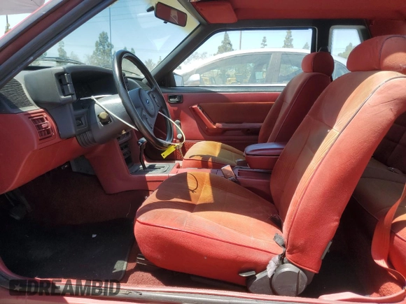 1988 Ford Mustang z VIN 1FABP40A9JF257876, wystawiony jako Copart lot #56777285 z przebiegiem 33 247 mil mil oraz Czysty tytuł • Clean title. Historia ofert i sprzedaży dostępna na DreamBid. Obrazek 7.