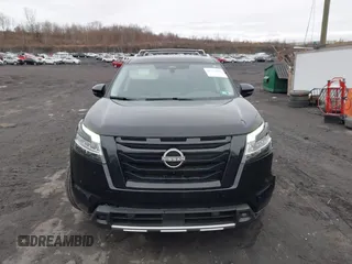 2023 Nissan Pathfinder SL z VIN 5N1DR3CC7PC225860, wystawiony jako IAAI lot #41733202 z przebiegiem 23 118 mil mil oraz . Historia ofert i sprzedaży dostępna na DreamBid. Obrazek 12.