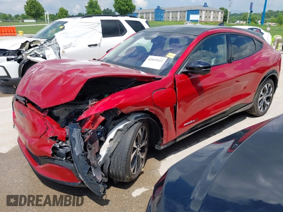 2021 Ford Mustang Mach-E Premium z VIN 3FMTK3R71MMA08132, wystawiony jako IAAI lot #42019112 z przebiegiem 38 024 mil mil oraz . Historia ofert i sprzedaży dostępna na DreamBid. Obrazek 20.
