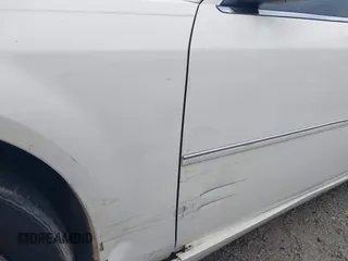 2005 Chrysler 300 with VIN 2C3JA63H25H686717, listed as a IAAI auction lot 41925750 with 230,196 mi miles. Bid and sale history available at carsss.com. Image 6.