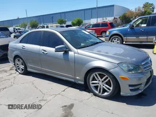 2013 Mercedes-Benz C 250 Sport z VIN WDDGF4HB1DA790117, wystawiony jako IAAI lot #42275455 z przebiegiem 195 890 mil mil oraz . Historia ofert i sprzedaży dostępna na DreamBid. Obrazek 1.
