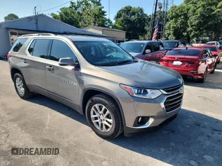 2019 Chevrolet Traverse LT Cloth z VIN 1GNERGKW9KJ105548, wystawiony jako Copart lot #61547855 z przebiegiem 118 324 mil mil oraz Czysty tytuł • Clean title. Historia ofert i sprzedaży dostępna na DreamBid. Obrazek 1.