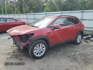 2023 Toyota Corolla Cross LE z VIN 7MUCAAAG5PV064608, wystawiony jako Copart lot #51744375 z przebiegiem 18 031 mil mil oraz Szkody całkowita. Historia ofert i sprzedaży dostępna na DreamBid. Obrazek 1.