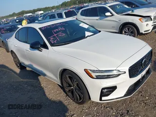 2024 Volvo S60 Plus Dark Theme z VIN 7JRL12TL6RG310347, wystawiony jako IAAI lot #40331210 z przebiegiem 1 259 mil mil oraz . Historia ofert i sprzedaży dostępna na DreamBid. Obrazek 1.