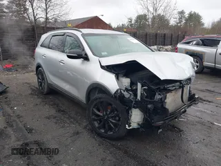 2020 Kia Sorento LX z VIN 5XYPGDA55LG667883, wystawiony jako IAAI lot #41802632 z przebiegiem 66 310 mil mil oraz . Historia ofert i sprzedaży dostępna na DreamBid. Obrazek 1.