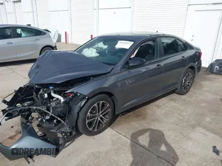 2024 Volkswagen Jetta Sport z VIN 3VWAM7BU0RM056206, wystawiony jako IAAI lot #41115217 z przebiegiem 3 162 mil mil oraz . Historia ofert i sprzedaży dostępna na DreamBid. Obrazek 17.