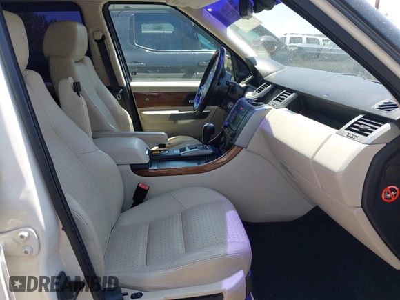 2008 Land Rover Range Rover Sport SC z VIN SALSH23418A181801, wystawiony jako IAAI lot #42595122 z przebiegiem 149 859 mil mil oraz . Historia ofert i sprzedaży dostępna na DreamBid. Obrazek 5.