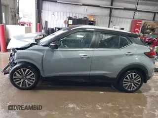 2023 Nissan Kicks SV z VIN 3N1CP5CVXPL509574, wystawiony jako IAAI lot #41717716 z przebiegiem 13 189 mil mil oraz . Historia ofert i sprzedaży dostępna na DreamBid. Obrazek 15.