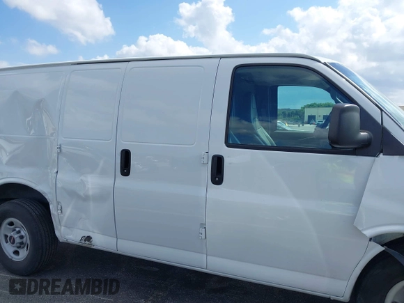 2022 GMC Savana Cargo Van with VIN 1GTW7AFP1N1139006, listed as a IAAI auction lot 41707713 with 5,710 mi miles. Bid and sale history available at carsss.com. Image 12.