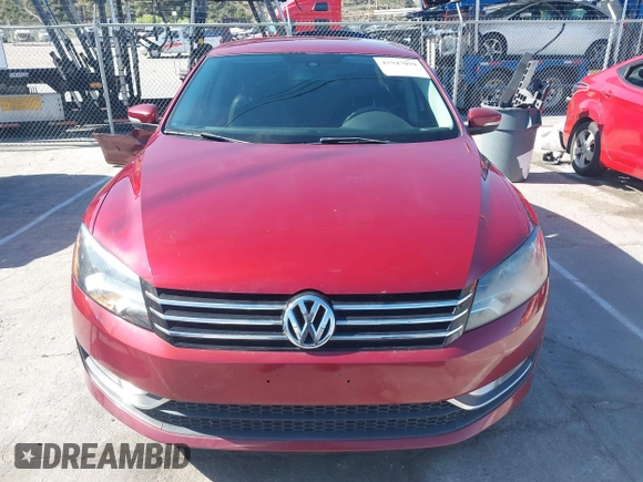 2015 Volkswagen Passat Limited Edition Edition z VIN 1VWAT7A3XFC117991, wystawiony jako IAAI lot #41947059 z przebiegiem 111 981 mil mil oraz . Historia ofert i sprzedaży dostępna na DreamBid. Obrazek 13.