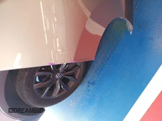 2024 Volkswagen Tiguan SE z VIN 3VV3B7AX7RM105271, wystawiony jako IAAI lot #42752403 z przebiegiem 27 050 mil mil oraz . Historia ofert i sprzedaży dostępna na DreamBid. Obrazek 38.