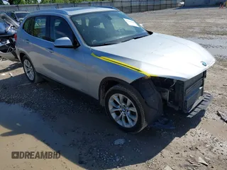 2013 BMW X1 xDrive28i z VIN WBAVL1C50DVR84394, wystawiony jako IAAI lot #42221518 z przebiegiem 127 889 mil mil oraz . Historia ofert i sprzedaży dostępna na DreamBid. Obrazek 1.