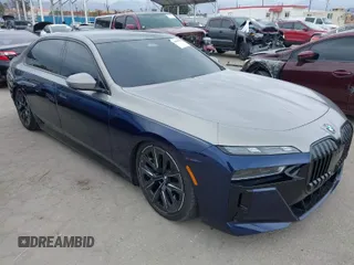 2023 BMW i7 xDrive60 z VIN WBY53EJ05PCM97031, wystawiony jako IAAI lot #41808940 z przebiegiem 7847 mil mil oraz . Historia ofert i sprzedaży dostępna na DreamBid. Obrazek 1.