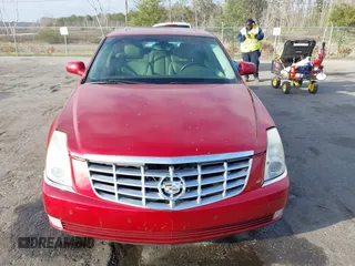 2008 Cadillac DTS 1SA z VIN 1G6KD57Y68U165791, wystawiony jako IAAI lot #41579605 z przebiegiem 94 451 mil mil oraz . Historia ofert i sprzedaży dostępna na DreamBid. Obrazek 12.