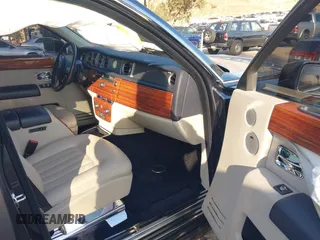 2008 Rolls-Royce Phantom z VIN SCA1S68538UX08739, wystawiony jako IAAI lot #41542958 z przebiegiem 15 238 mil mil oraz . Historia ofert i sprzedaży dostępna na DreamBid. Obrazek 5.