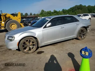 2021 Chrysler 300 S z VIN 2C3CCABG4MH525539, wystawiony jako Copart lot #52004944 z przebiegiem 84 418 mil mil oraz Szkoda całkowita • Salvage title. Historia ofert i sprzedaży dostępna na DreamBid. Obrazek 1.