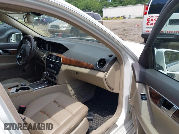 2013 Mercedes-Benz C 300 Sport с VIN WDDGF8AB1DA793939, выставлен на аукционе IAAI как лот 42537158 с пробегом 211 600 миль миль и . История ставок и продаж доступна на DreamBid. Изображение 5.