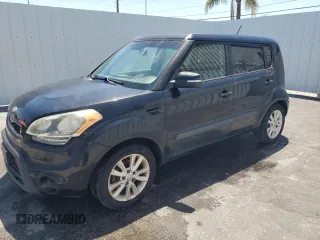 2013 Kia Soul + z VIN KNDJT2A63D7609039, wystawiony jako Copart lot #55280435 z przebiegiem 121 999 mil mil oraz Tytuł czysty. Historia ofert i sprzedaży dostępna na DreamBid. Obrazek 1.