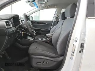2019 Kia Sorento LX z VIN 5XYPG4A54KG482528, wystawiony jako Copart lot #55098735 z przebiegiem 128 821 mil mil oraz Czysty tytuł • Clean title. Historia ofert i sprzedaży dostępna na DreamBid. Obrazek 7.