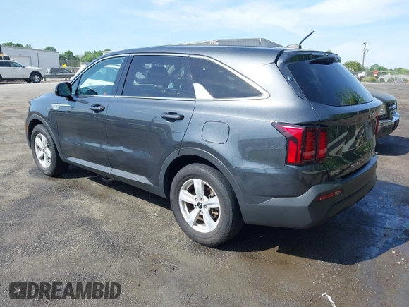2021 Kia Sorento LX z VIN 5XYRG4LC5MG051378, wystawiony jako IAAI lot #42074038 z przebiegiem 101 678 mil mil oraz . Historia ofert i sprzedaży dostępna na DreamBid. Obrazek 3.