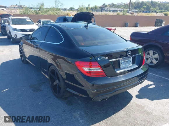 2012 Mercedes-Benz C 250 z VIN WDDGJ4HB7CF785844, wystawiony jako IAAI lot #42750461 z przebiegiem 125 968 mil mil oraz . Historia ofert i sprzedaży dostępna na DreamBid. Obrazek 3.