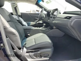 2025 Lexus ES 350 Ultra Luxury z VIN 58AFZ1B16SU197302, wystawiony jako Copart lot #56118205 z przebiegiem 739 mil mil oraz Nie do naprawy • Non repairable. Historia ofert i sprzedaży dostępna na DreamBid. Obrazek 7.