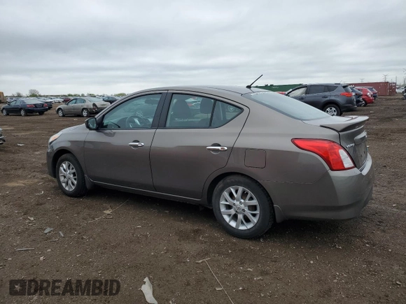 2015 Nissan Versa SV z VIN 3N1CN7AP1FL803434, wystawiony jako Copart lot #55703535 z przebiegiem 35 500 mil mil oraz Szkoda całkowita • Salvage title. Historia ofert i sprzedaży dostępna na DreamBid. Obrazek 2.
