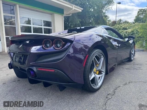 2022 Ferrari F8 z VIN ZFF93LMA1N0275100, wystawiony jako Copart lot #87539545 z przebiegiem 3 660 mil mil oraz Szkoda całkowita • Salvage title. Historia ofert i sprzedaży dostępna na DreamBid. Obrazek 4.