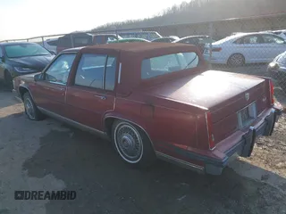 1985 Cadillac Fleetwood z VIN 1G6CB6980F4391206, wystawiony jako IAAI lot #40858339 z przebiegiem 80 251 mil mil oraz . Historia ofert i sprzedaży dostępna na DreamBid. Obrazek 3.