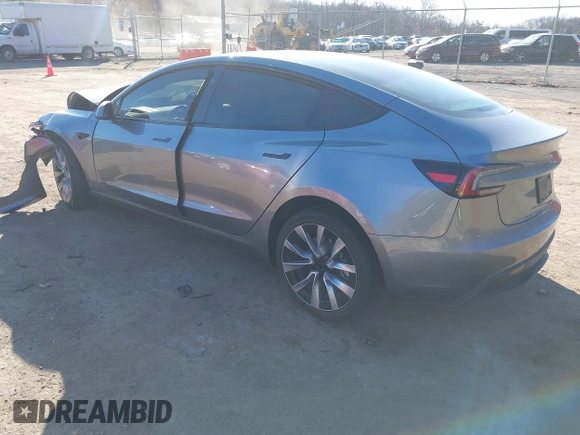 2025 Tesla Model 3 Long Range z VIN 5YJ3E1EA1SF877574, wystawiony jako IAAI lot #41891632 z przebiegiem 2 914 mil mil oraz . Historia ofert i sprzedaży dostępna na DreamBid. Obrazek 3.