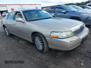 2005 Lincoln Town Car Signature Limited z VIN 1LNHM82W85Y609428, wystawiony jako IAAI lot #42450117 z przebiegiem 95 319 mil mil oraz . Historia ofert i sprzedaży dostępna na DreamBid. Obrazek 1.